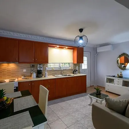 Апартаменты Spacious With Patio Каламата