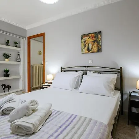 Spacious With Patio Apartamento Kalamata