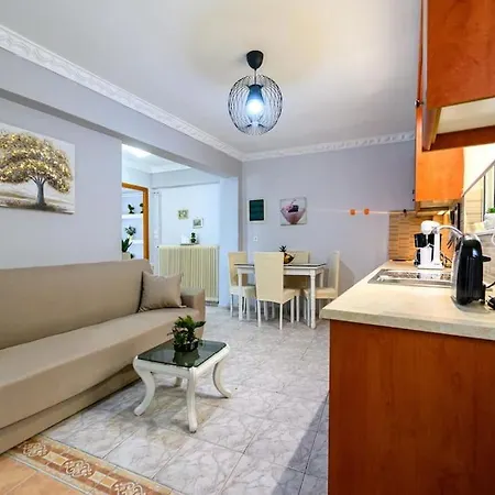 Spacious With Patio Apartamento Kalamata