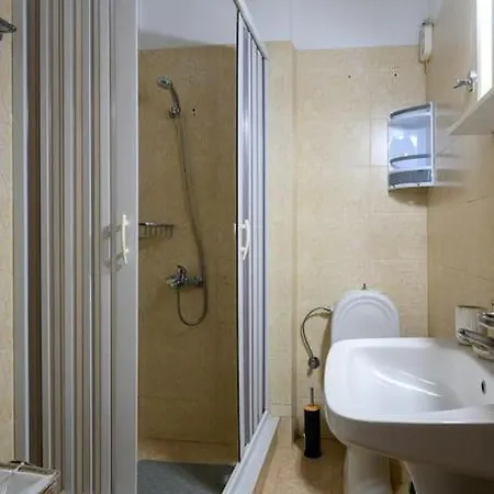 Spacious With Patio Каламата